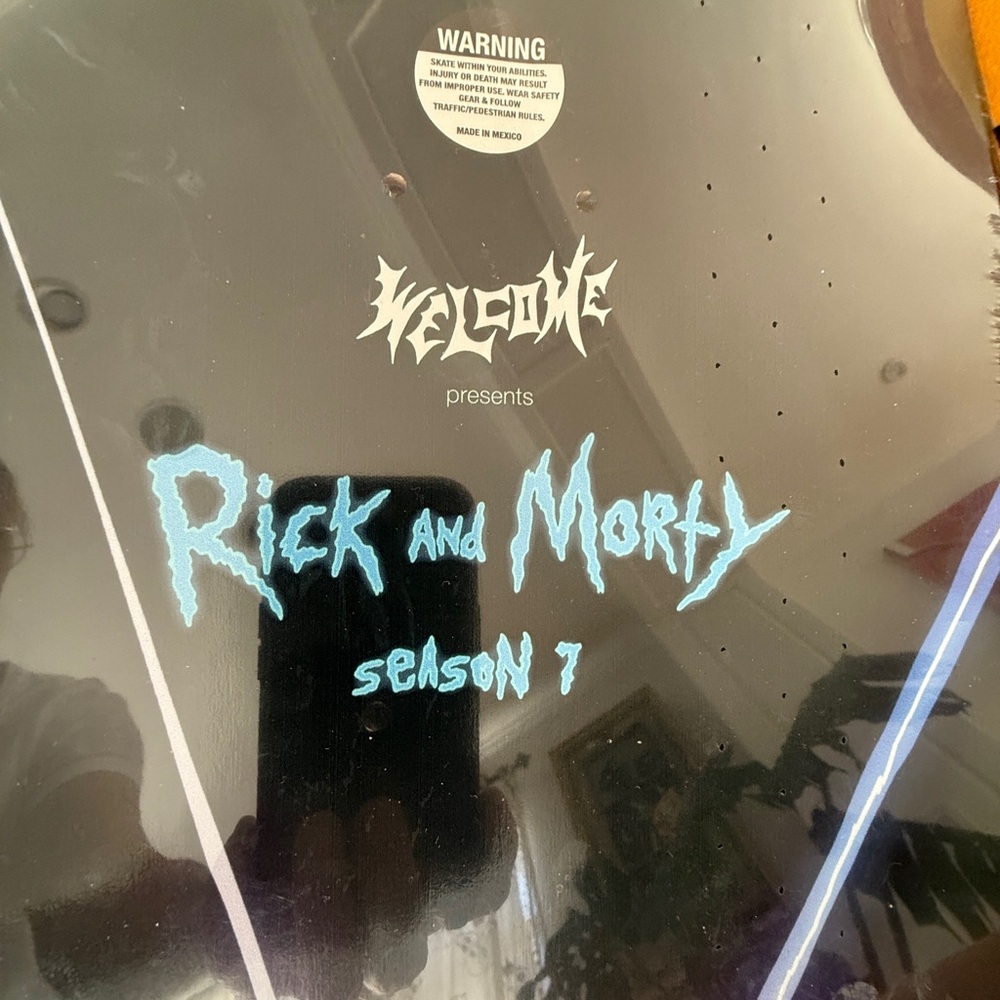 Skateboard Deck - Rick & Morty SEASON 7 cast party NEW very rare - Picture 6 of 6